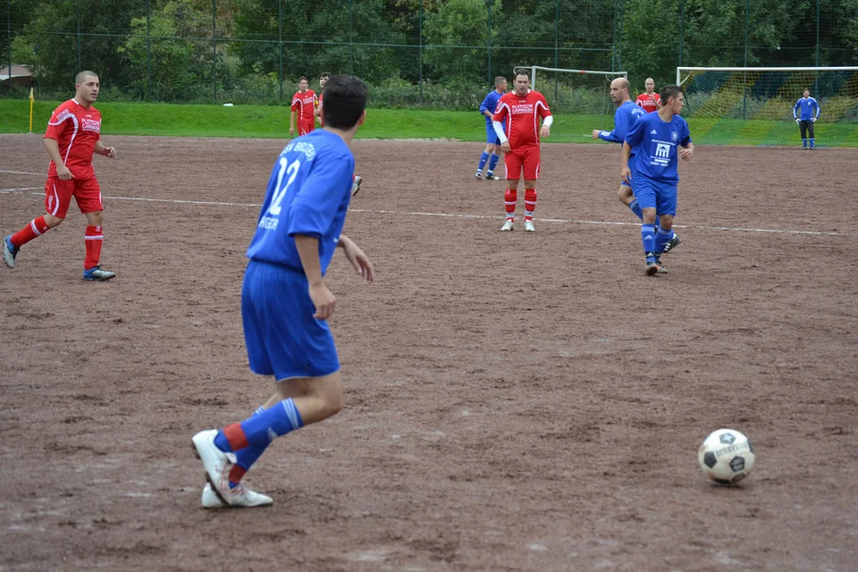 Sven sucht nach Anspielstationen im Mittelfeld und findet sie in Axel (im Hintergrund) Sven sucht nach Anspielstationen im Mittelfeld und findet sie in Axel (im Hintergrund)