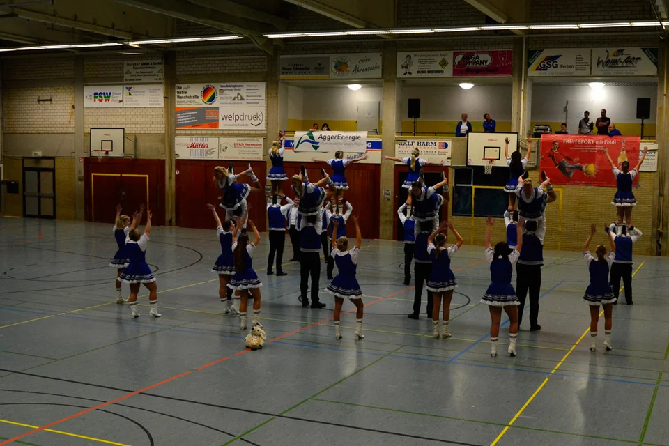 Eine von zwei Tanzgruppen des Karnevalvereins Bielstein, die am heutigen Abend auftraten ... Eine von zwei Tanzgruppen des Karnevalvereins Bielstein, die am heutigen Abend auftraten ...