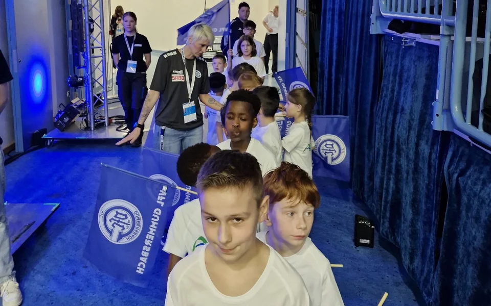 Kurz vor dem großen Moment: Unsere U8 Junioren im Spielertunnel Kurz vor dem großen Moment: Unsere U8 Junioren im Spielertunnel