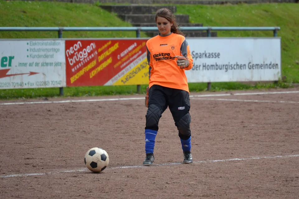 Eugenie spielt einen kurzen Pass zu Leah Eugenie spielt einen kurzen Pass zu Leah