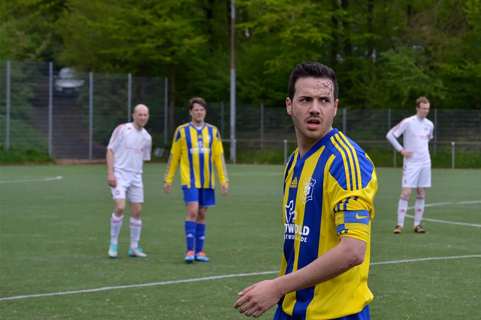 Halb Mensch, halb Granulat: Kapitän Sven Wagener war auch heute wieder an den Toren beteiligt