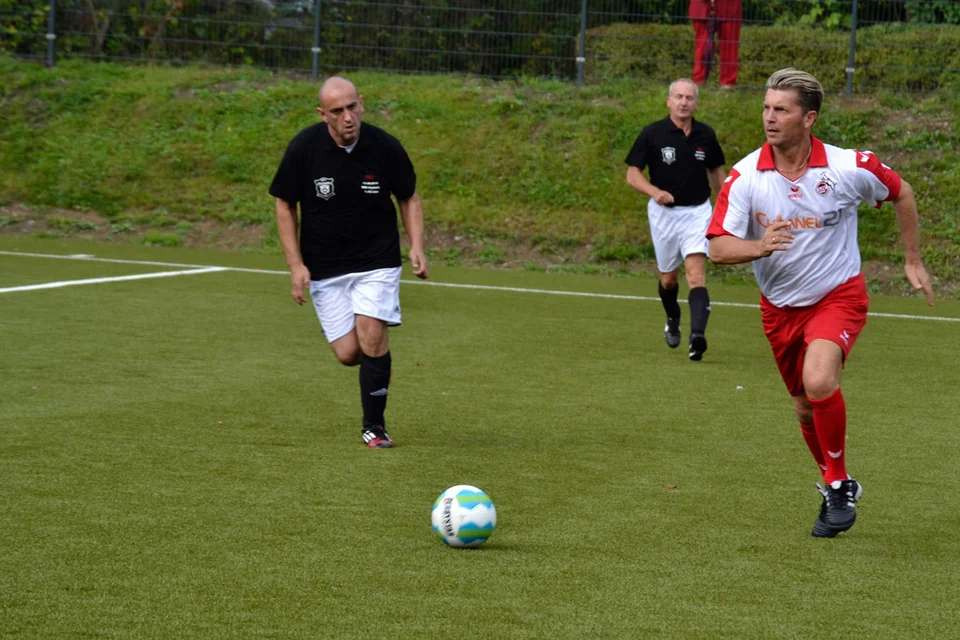 Erster Zweikampf: Rechtsverteidiger Colin Bell läuft seinem Gegenspieler Jörg Große davon