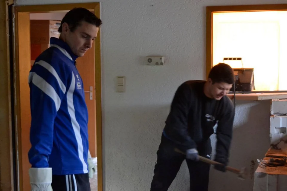 Hansi Wölfel und Christopher Pethe bei der Demolierung der Theke Hansi Wölfel und Christopher Pethe bei der Demolierung der Theke