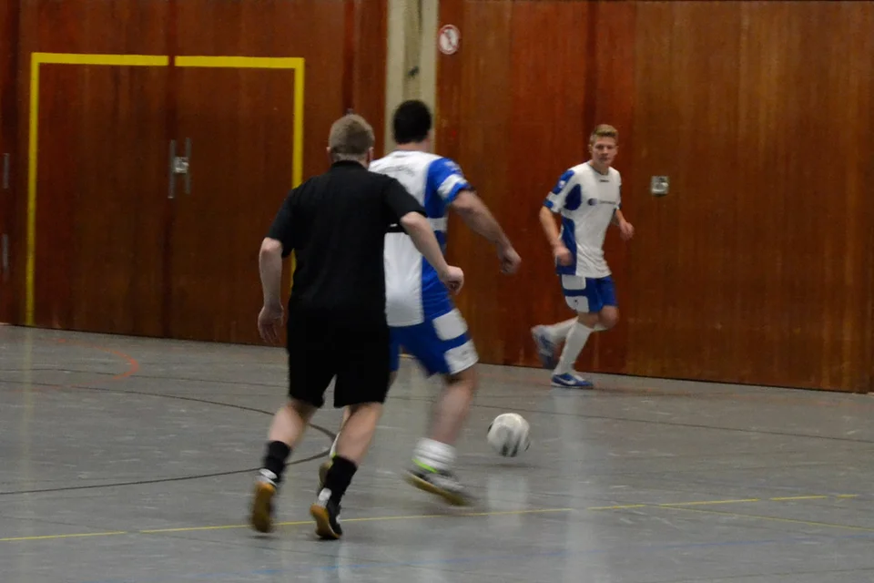 Ein Spieler des Teams Soennecken sieht sich der Verfolgung eines Keilers ausgesetzt Ein Spieler des Teams Soennecken sieht sich der Verfolgung eines Keilers ausgesetzt