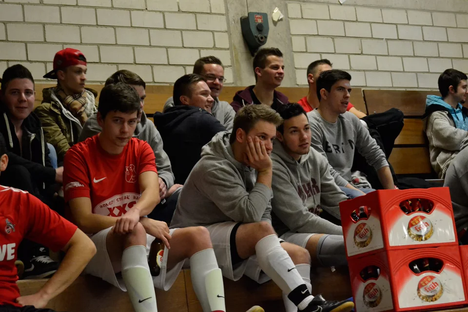 Sportlich ohne Chance, gaben die Höher Jungs wenigstens am Glas Gas Sportlich ohne Chance, gaben die Höher Jungs wenigstens am Glas Gas