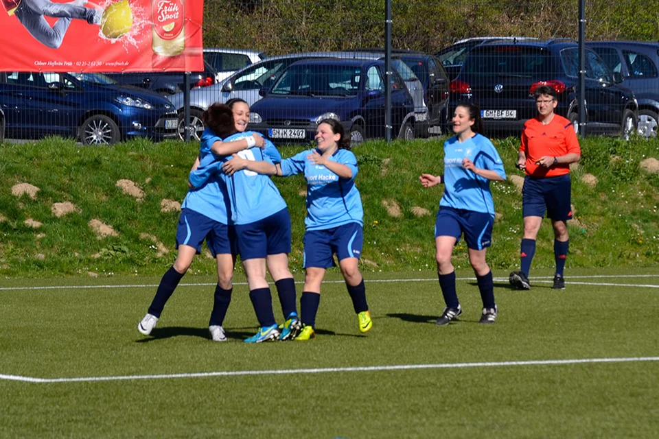 ... Chiara Schwarzloh, Rebecca Boxberg und Elena Heßlenberg gratulieren