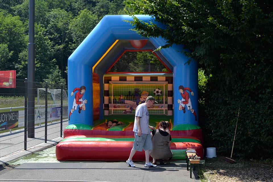 Zentrum der Kindervergnügung: die Hüpfburg Zentrum der Kindervergnügung: die Hüpfburg