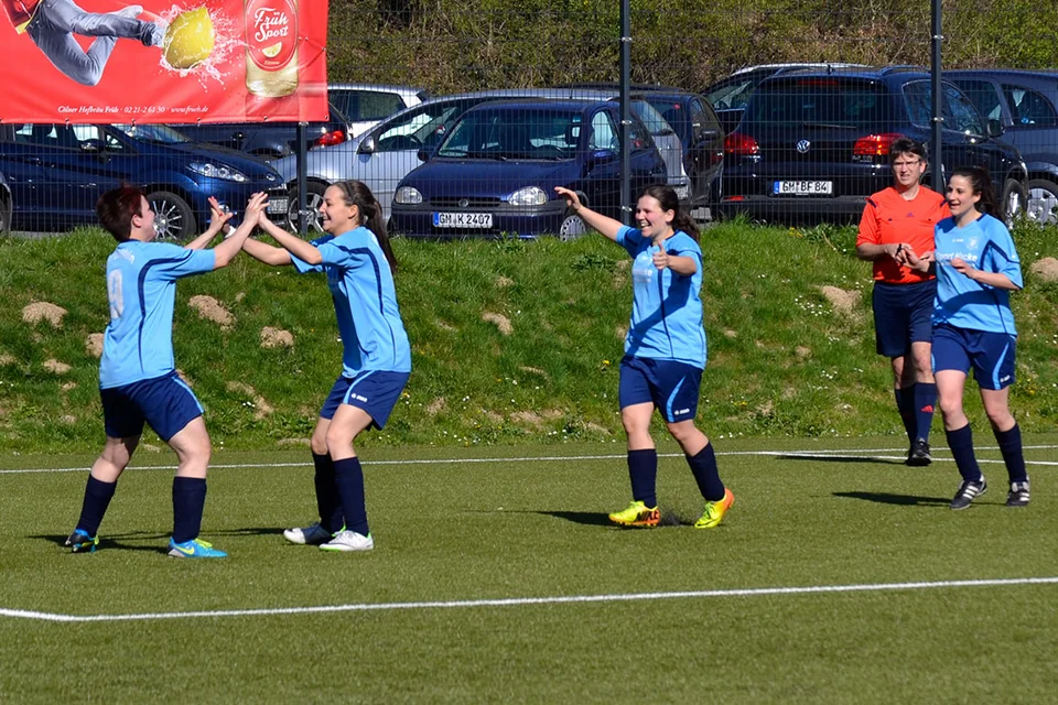 Tor für Bielstein: Lisa Hasenburg war mit einer direkt verwandelten Ecke erfolgreich ...