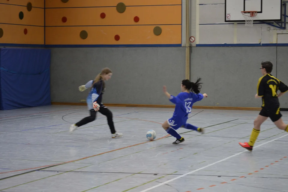 ... und kollidiert mit der gegnerischen Torhüterin