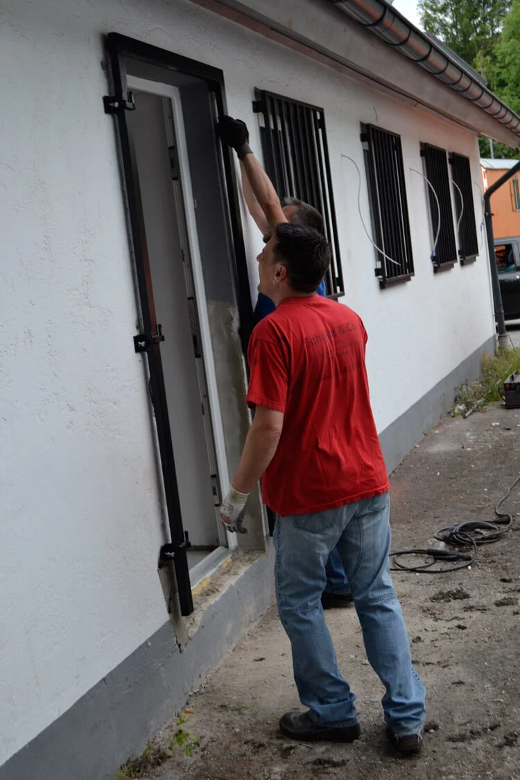 Unsere zwei fleißigen Helfer brachten heute die Einbruchschutz-Konstruktion an der neuen Durchgangstür an Unsere zwei fleißigen Helfer brachten heute die Einbruchschutz-Konstruktion an der neuen Durchgangstür an