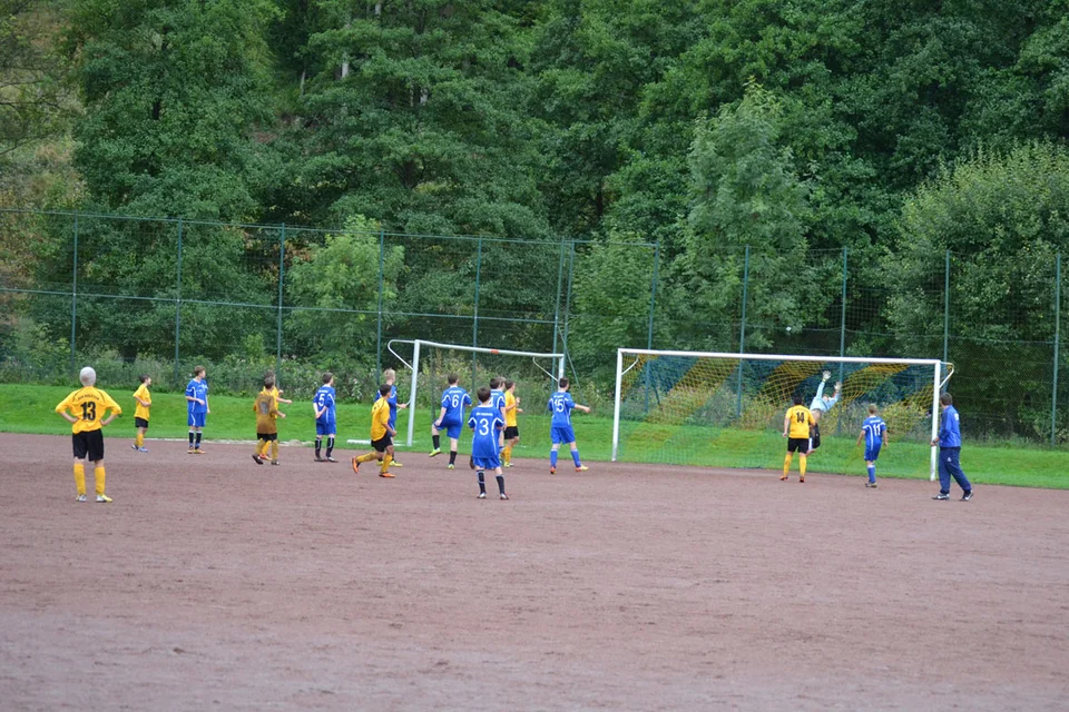 ... und landet schließlich im Tor