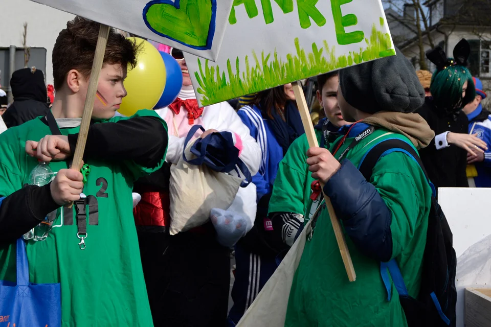 Kurze Lagebesprechung: kurz vor der Pause waren die Tüten der Schildträger noch pickepacke voll Kurze Lagebesprechung: kurz vor der Pause waren die Tüten der Schildträger noch pickepacke voll