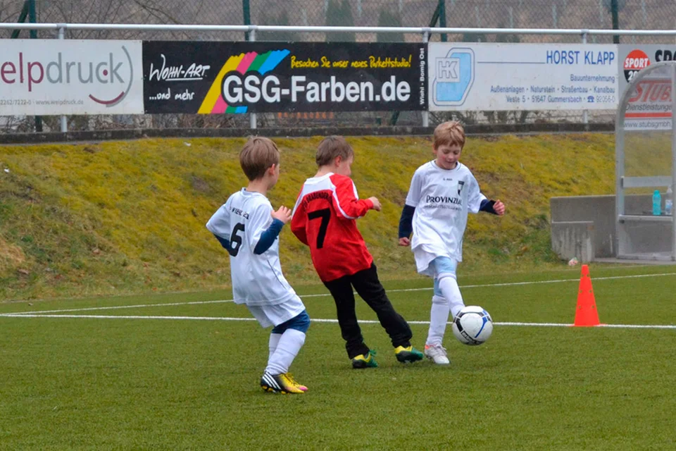 ... dem Gegner den Ball wegspitzeln ... dem Gegner den Ball wegspitzeln