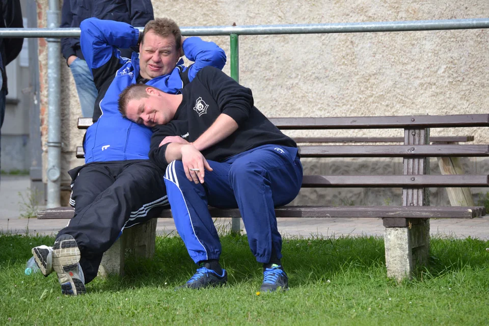 Erschöpft: Axel Leopold schläft auf dem Bauch von Thomas Tröster ein Erschöpft: Axel Leopold schläft auf dem Bauch von Thomas Tröster ein