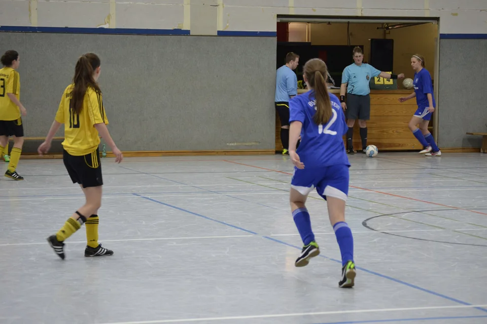 Vivian Schulte holt sich den Pass von Xenia Eglien ab