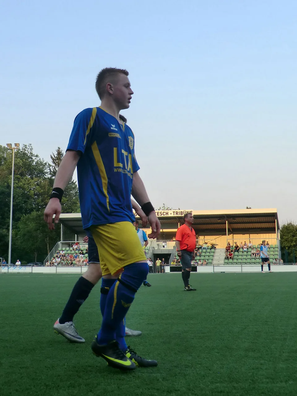 Thomas Ren wartet auf den Einwurf seines Mitspielers Thomas Ren wartet auf den Einwurf seines Mitspielers