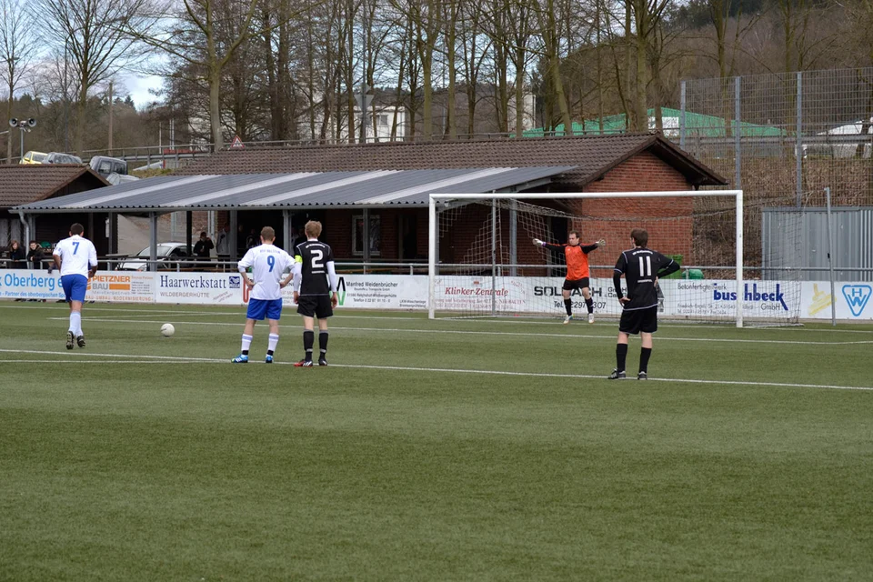 Nach Foulspiel an Kevin Müller entschied der Schiedsrichter in der 36. Minute schließlich auf Elfmeter ... Nach Foulspiel an Kevin Müller entschied der Schiedsrichter in der 36. Minute schließlich auf Elfmeter ...