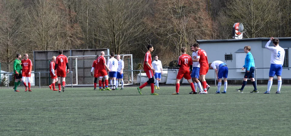 Rudelbildung nach einem Foul im Mittelfeld: die Spieler hatten untereinander viel zu diskutieren Rudelbildung nach einem Foul im Mittelfeld: die Spieler hatten untereinander viel zu diskutieren