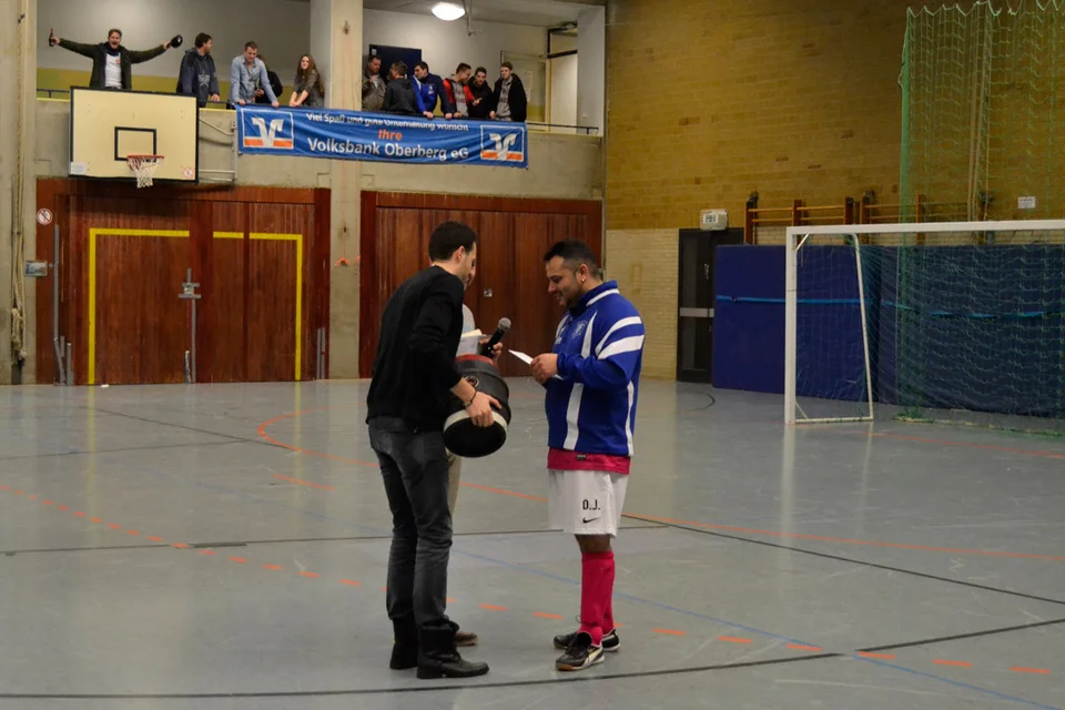 Die ersten vier Plätze erhielten als Preis ein Fass Früh Kölsch - hier bekommt Destan Jasarevic seinen Preis überreicht Die ersten vier Plätze erhielten als Preis ein Fass Früh Kölsch - hier bekommt Destan Jasarevic seinen Preis überreicht