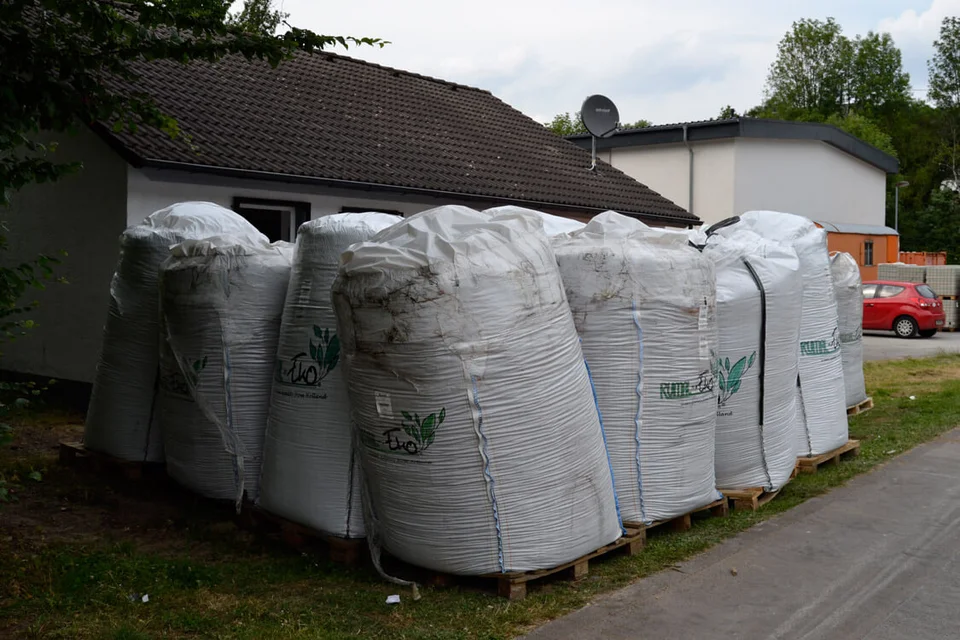 Zwar wurde in diesen Tüten noch kein Kunstrasen aufbewahrt ...