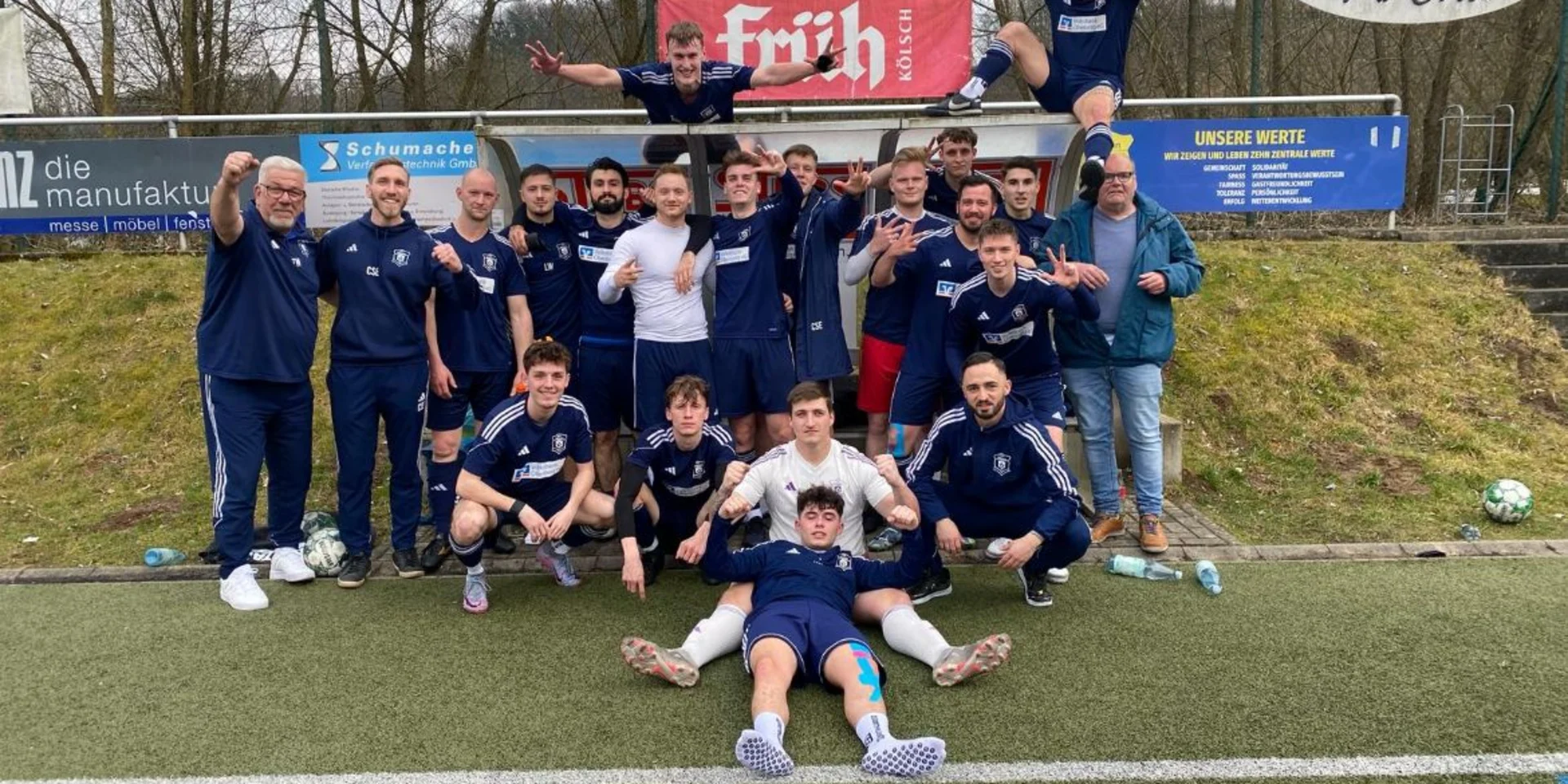 Siegerfoto: Unsere Erste Herren freut sich über den Kantersieg gegen Rossenbach
