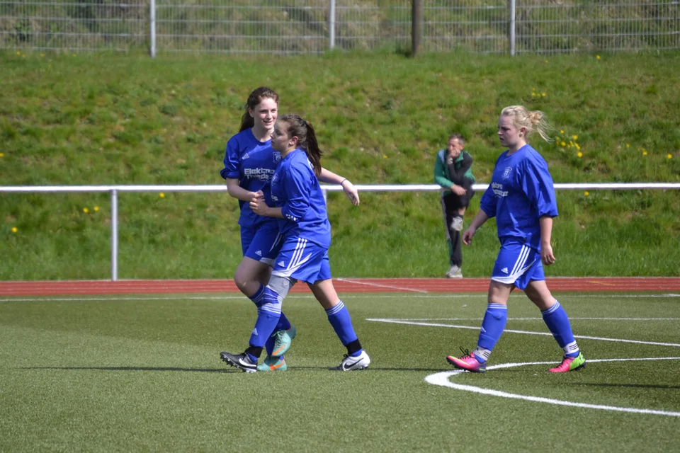 Vivian Schulte, Annalena Müllenmeister und Sarah Kapp freuen sich über Vivians Tor Vivian Schulte, Annalena Müllenmeister und Sarah Kapp freuen sich über Vivians Tor