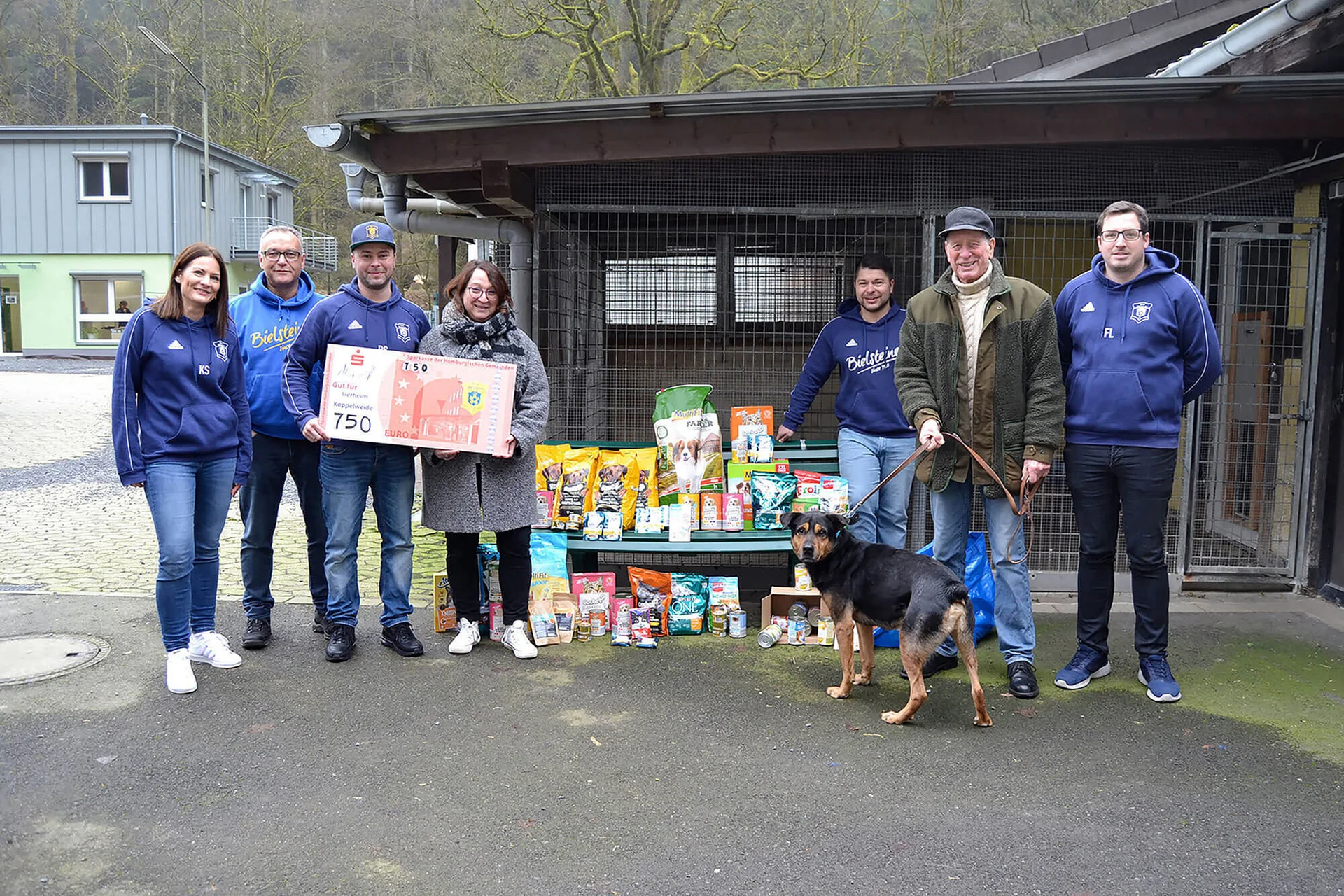 Das Organisationsteam des internen Hallenturniers stattete dem Tierheim im fünften Jahr in Folge einen Besuch ab