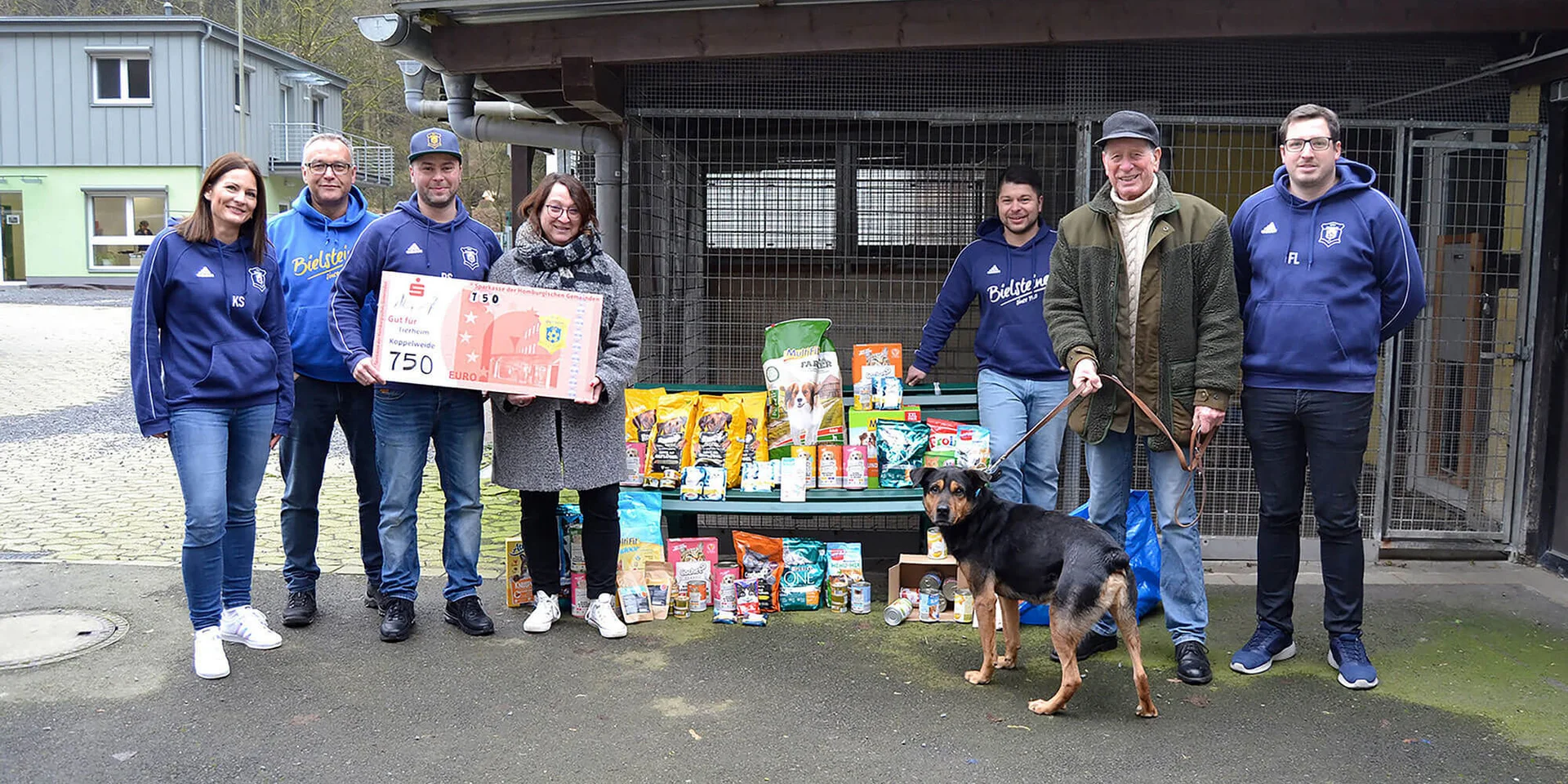 Das Organisationsteam des internen Hallenturniers stattete dem Tierheim im fünften Jahr in Folge einen Besuch ab