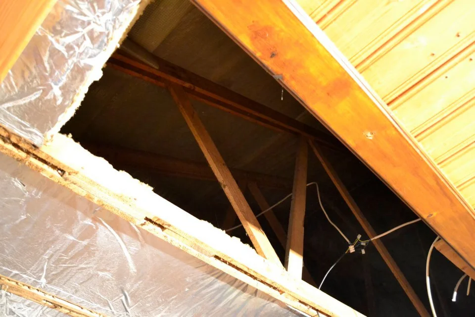 Viel Platz nach oben: durch die Deckenkonstruktion verliert der Raum viel Luft Viel Platz nach oben: durch die Deckenkonstruktion verliert der Raum viel Luft