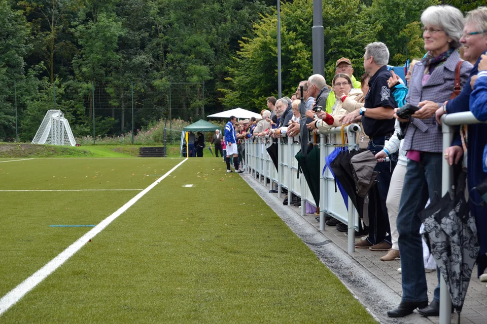 Warteten gespannt darauf, dass es endlich losgeht: die zahlreichen Zuschauer am Sportplatz des BSV Bielstein