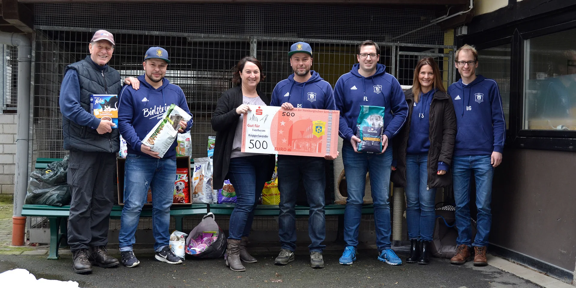 Horst Giesen, Christopher Pethe, Doris Prangenberg, Ronnie Schmidt, Florian Last, Katrina Schneider und Benjamin Gries bei der Übergabe der Futter- und Geldspenden im Tierheim Koppelweide