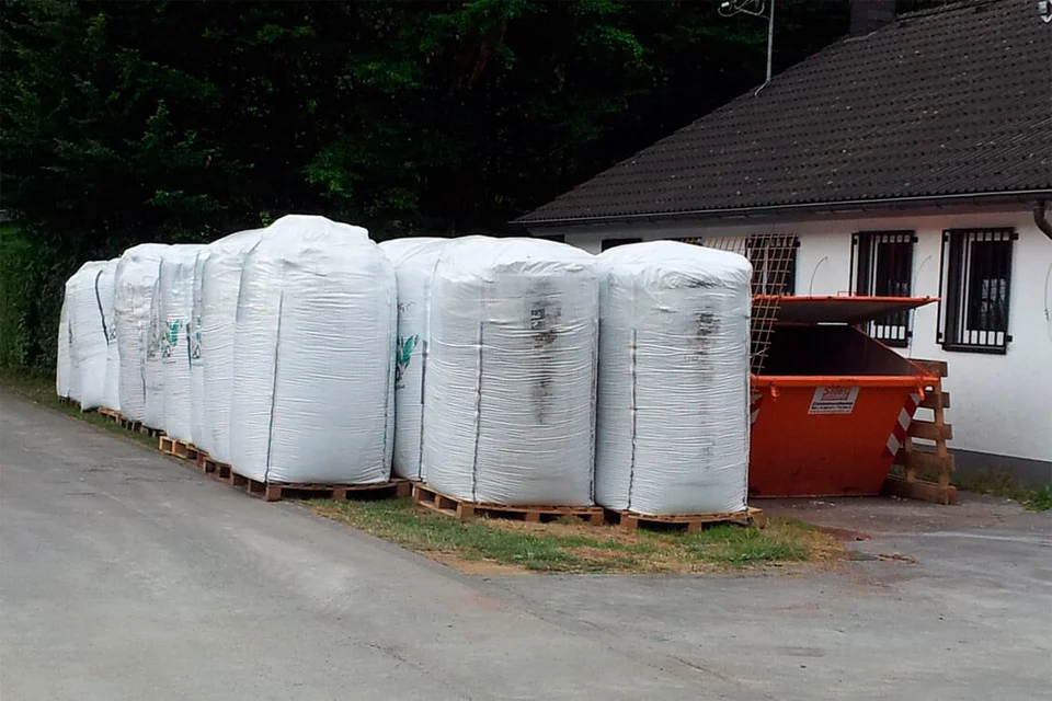 ... dafür aber eine Art Gummiteer, die als Untergrund dient