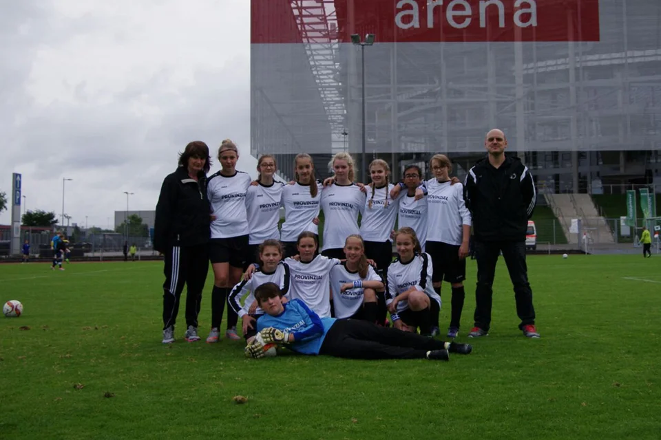 Die Mädchen mit den Trainern Daniel Prückl und Carina Liebe, die den verhinderten Franz Blaes heute vertrat