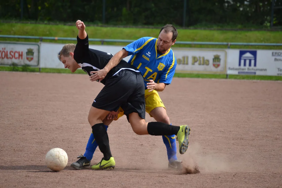 Bissig: Ronnie im Zweikampf mit seinem Gegenspieler Bissig: Ronnie im Zweikampf mit seinem Gegenspieler