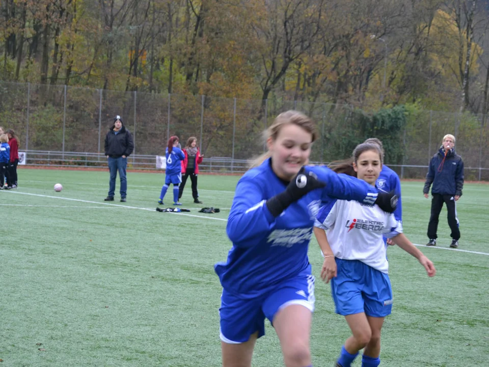 Jacy im Zweikampf mit einer Wiedenester Gegenspielerin Jacy im Zweikampf mit einer Wiedenester Gegenspielerin