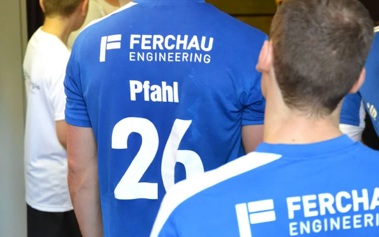 Schüchtern im Spielertunnel: Jonas und Linus vor dem Einlaufen Schüchtern im Spielertunnel: Jonas und Linus vor dem Einlaufen