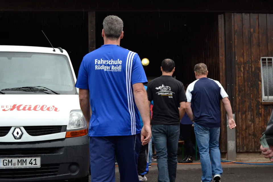 Gegen 17 Uhr machten sich der 22 Spieler umfassende Kader der Alten Herren ...