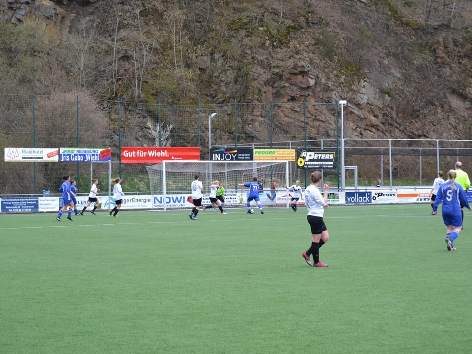 ... die urplötzlich frei vor dem Wiehler Tor auftaucht ... ... die urplötzlich frei vor dem Wiehler Tor auftaucht ...