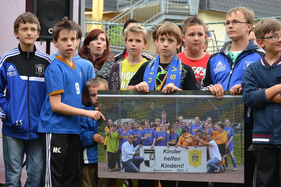 Posieren für ein Gruppenfoto: die Kinder des BSV Bielstein Posieren für ein Gruppenfoto: die Kinder des BSV Bielstein
