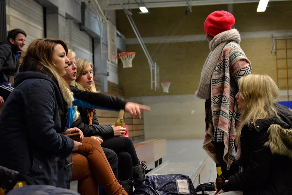 Gib mich die Kirsche: Lena Naeschen fordert den Ball Gib mich die Kirsche: Lena Naeschen fordert den Ball