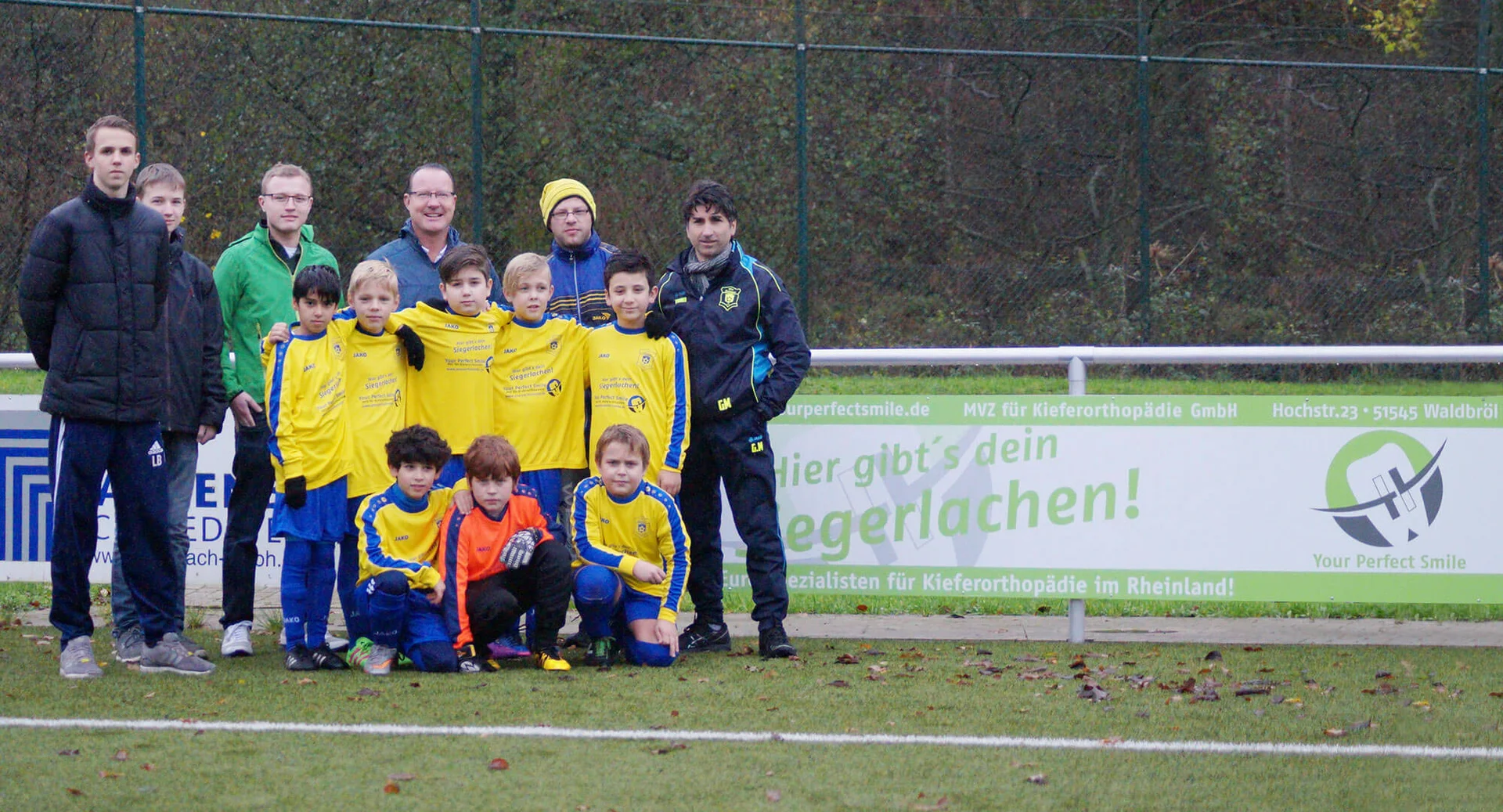 Inhaber Prof. Dr. Dr. Thomas Lübben und Geschäftsführer Daniel Lübben übergaben die Trikots an unsere U10 Junioren