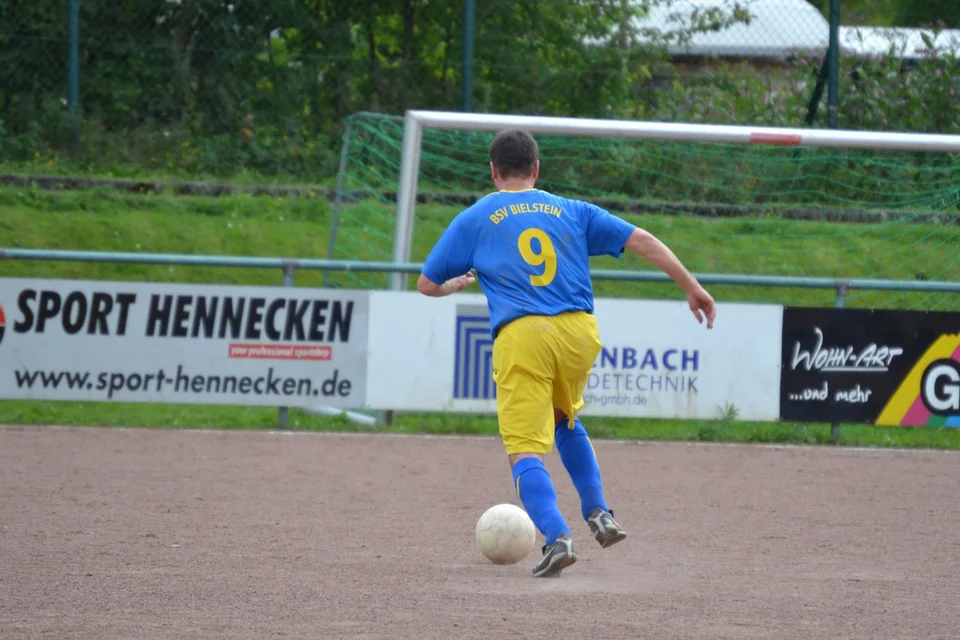 Mutterseelenallein: Stürmer Ronnie entzog sich immer wieder der Überwachung seiner Gegenspieler Mutterseelenallein: Stürmer Ronnie entzog sich immer wieder der Überwachung seiner Gegenspieler