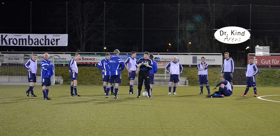 Mannschaftsbesprechung deluxe: die Alten Herren besprechen das taktische Vorgehen