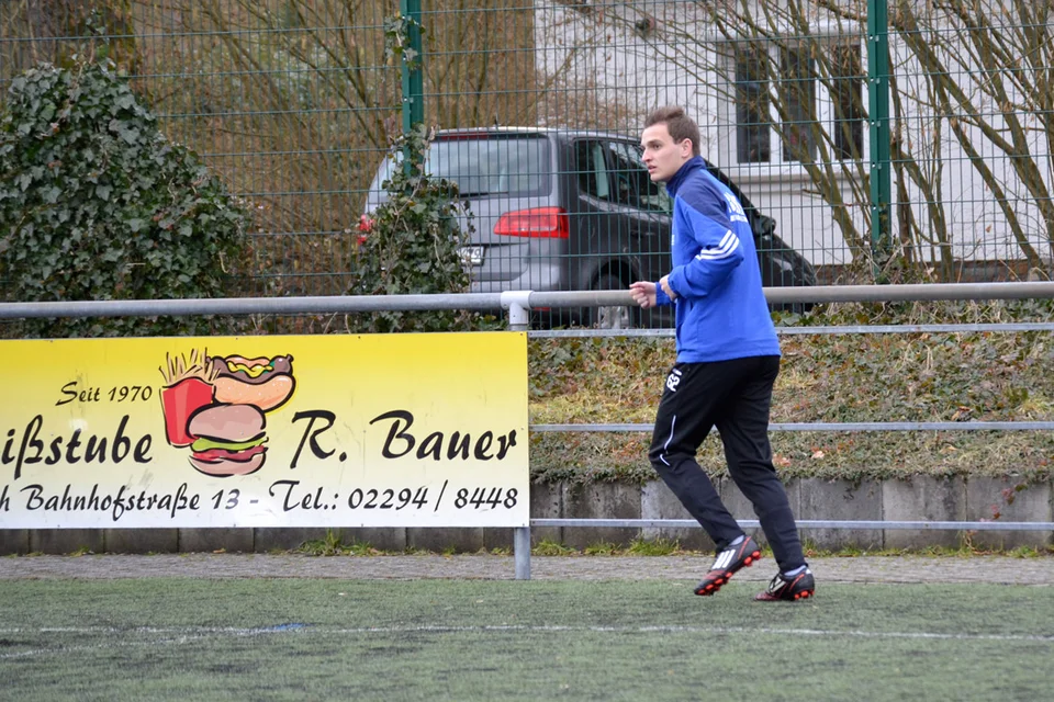 Warmlaufen bei eisigen Temparaturen: Stürmer Felix Bröcher ... Warmlaufen bei eisigen Temparaturen: Stürmer Felix Bröcher ...