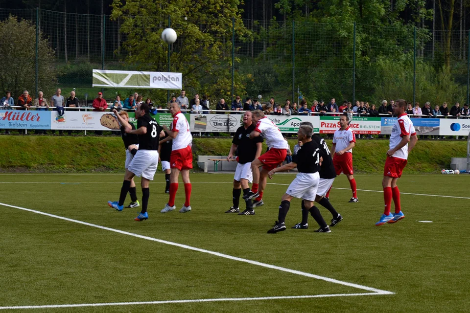 Kopfballduell gewonnen: Mohamed Imharraf köpft den Ball aus der Gefahrenzone