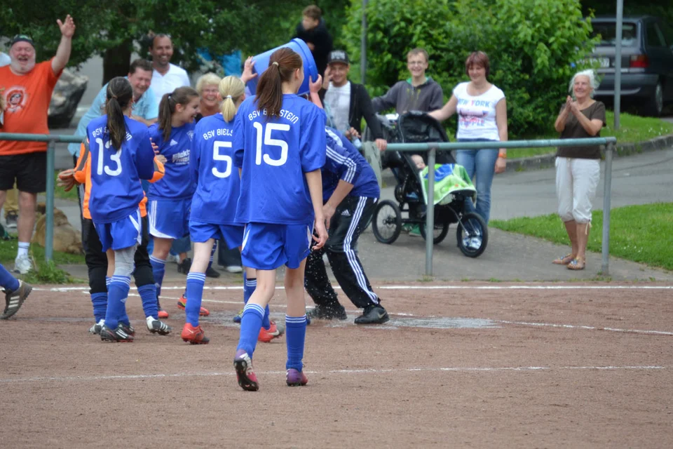 Überzeugten sich alle nochmals aus der Distanz von der Wassertemperatur: die Bielsteiner Mädels Überzeugten sich alle nochmals aus der Distanz von der Wassertemperatur: die Bielsteiner Mädels