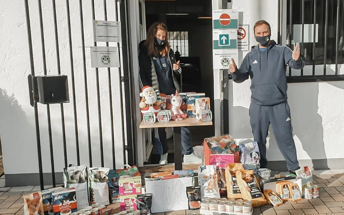 Neben zahlreichen Geldspenden konnten Katrina und Ronnie Schmidt auch wieder sehr viele Futterspenden entgegennehmen