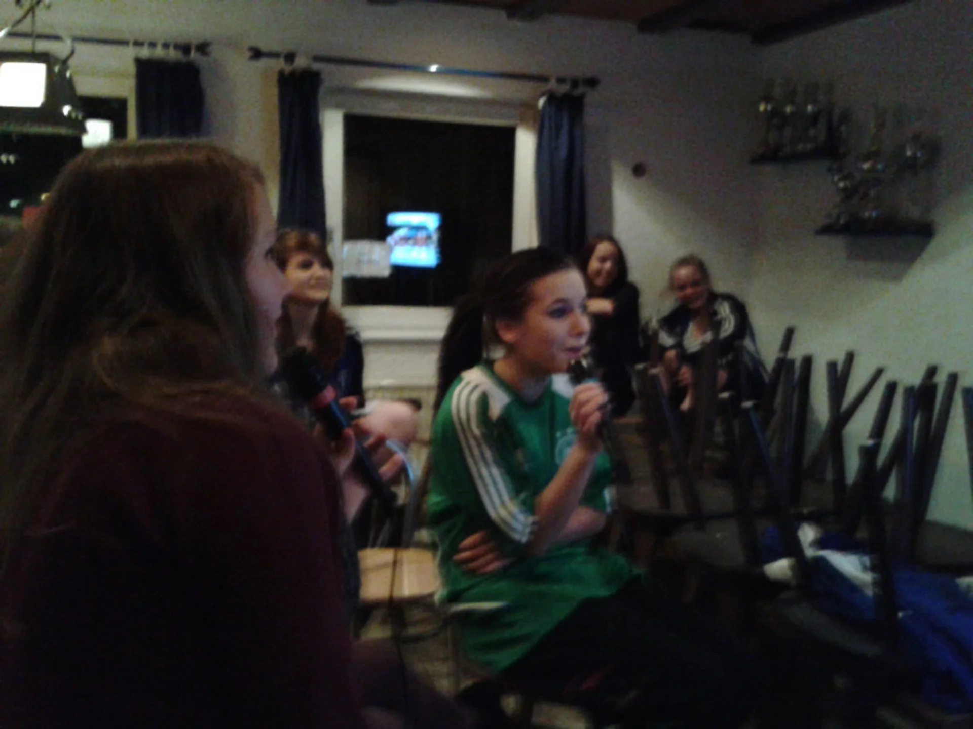 Erst der Spaß, dann das Vergnügen: nach dem Spiel begingen die Mädchen ihre Weihnachtsfeier