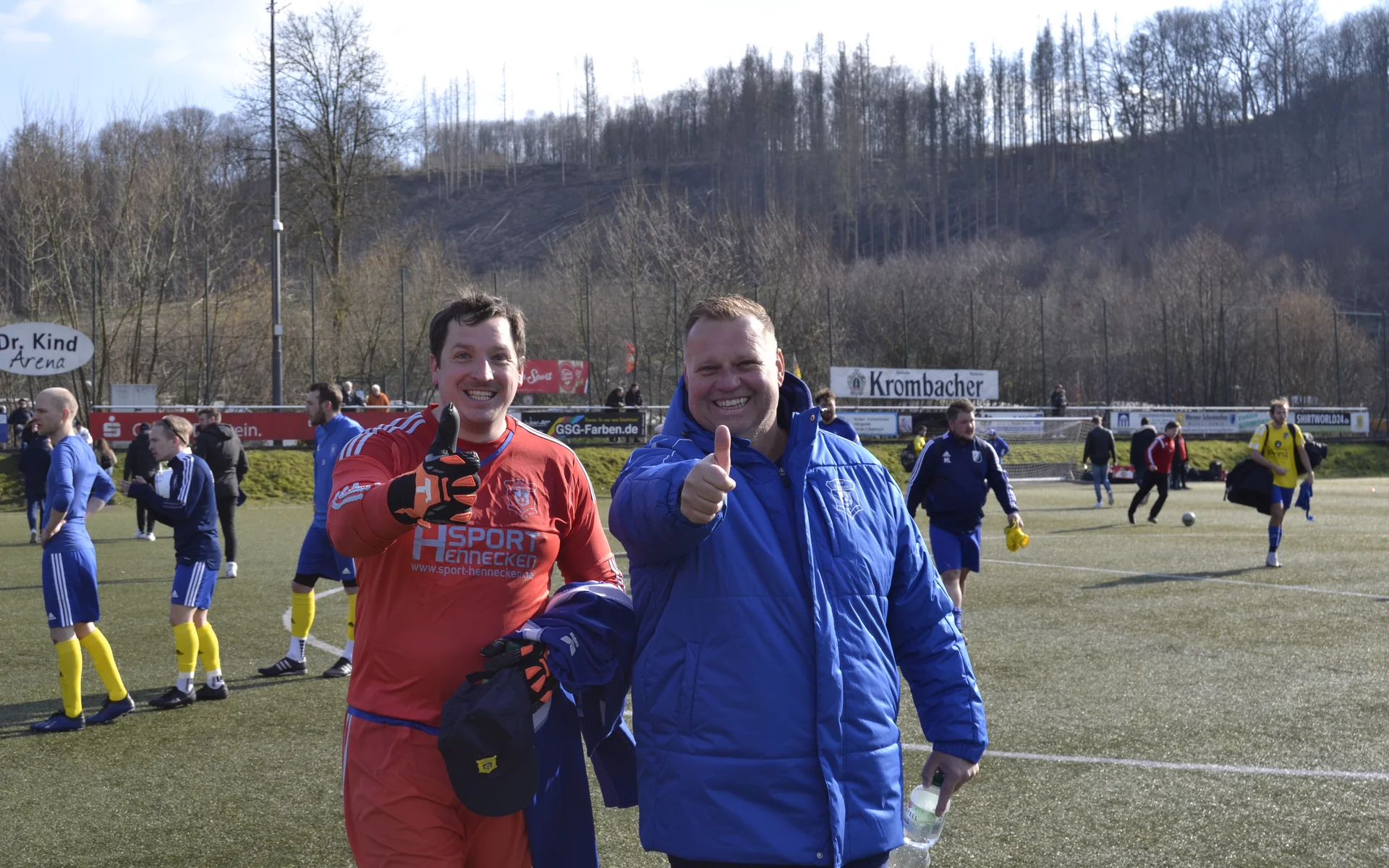 Florian Last (links) und Thomas Tröster (rechts) strecken den Daumen in die Höhe