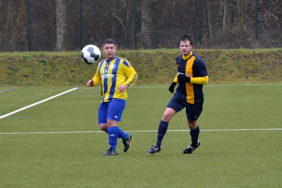 Offensiver Rechtsverteidiger: Christopher Pethe guckt seinem Steilpass hinterher